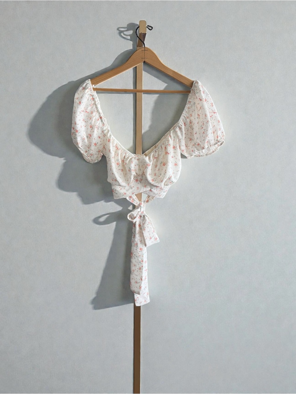 Altar'd State White Floral Tie-Back Puff Sleeve Crop‎ Top